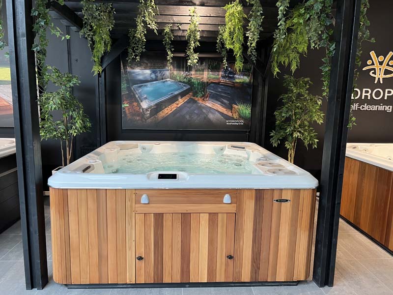 Selvrensende spabad fra Hydropool i udstilling hos Neptun Spa & Pool