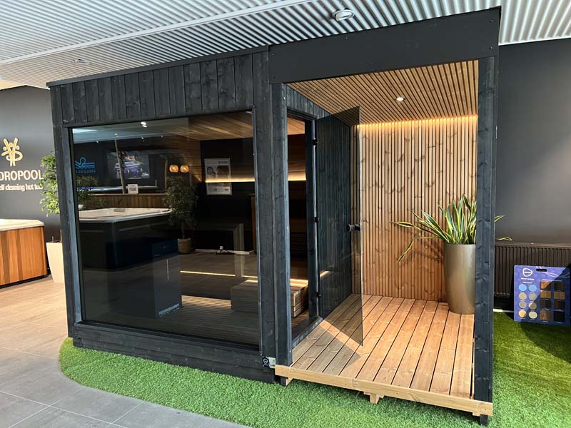 Udendørs luksus sauna i showroom hos Neptun Spa & Pool
