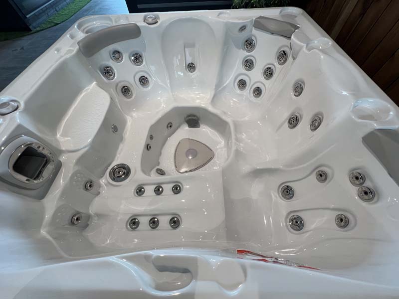 Hydropool 395 udendørs selvrensende spa i showroom hos Neptun Spa & Pool